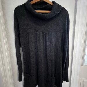 Wool blend size large long line top gray top. Front pockets. MaxAzria BCBG top.